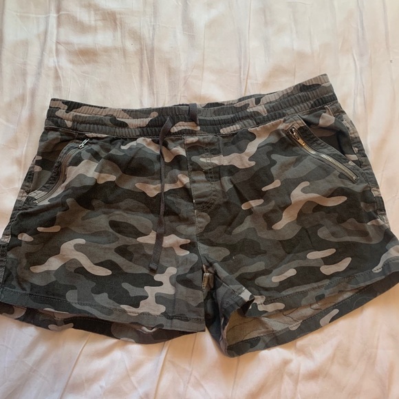 Pants - NWOT Kismet Camo Shorts
